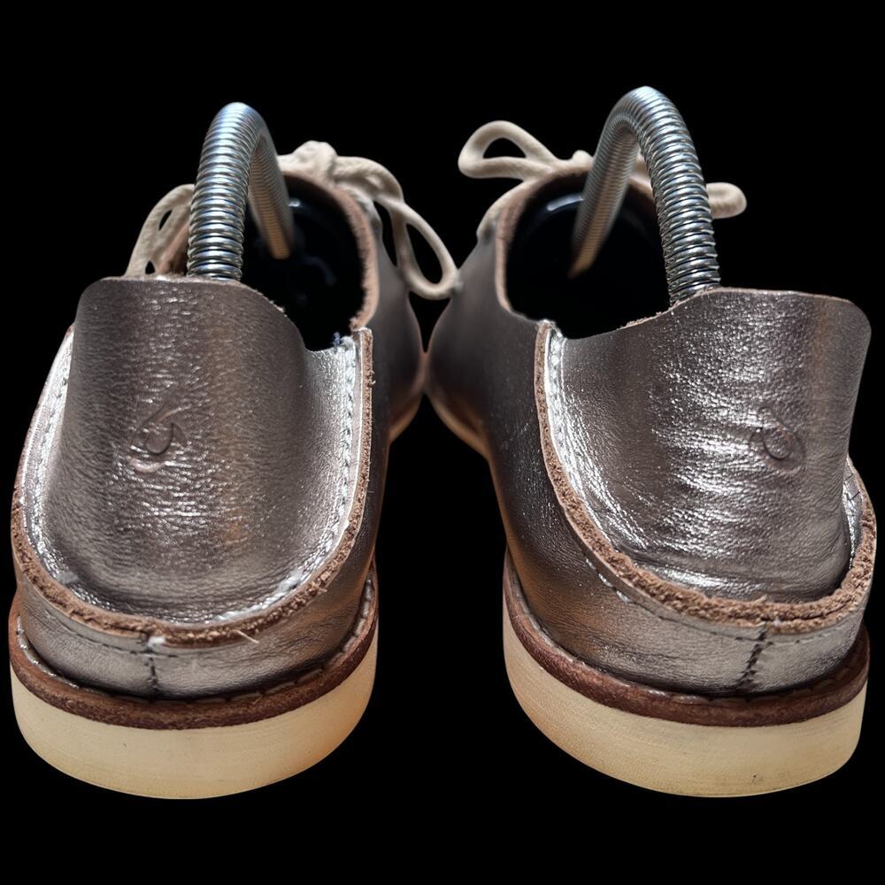 OLUKAI Moku Perf Women's Sz 7 Leather Slip On Loafer Boat Shoes Silver Metallic - Picture 4 of 16